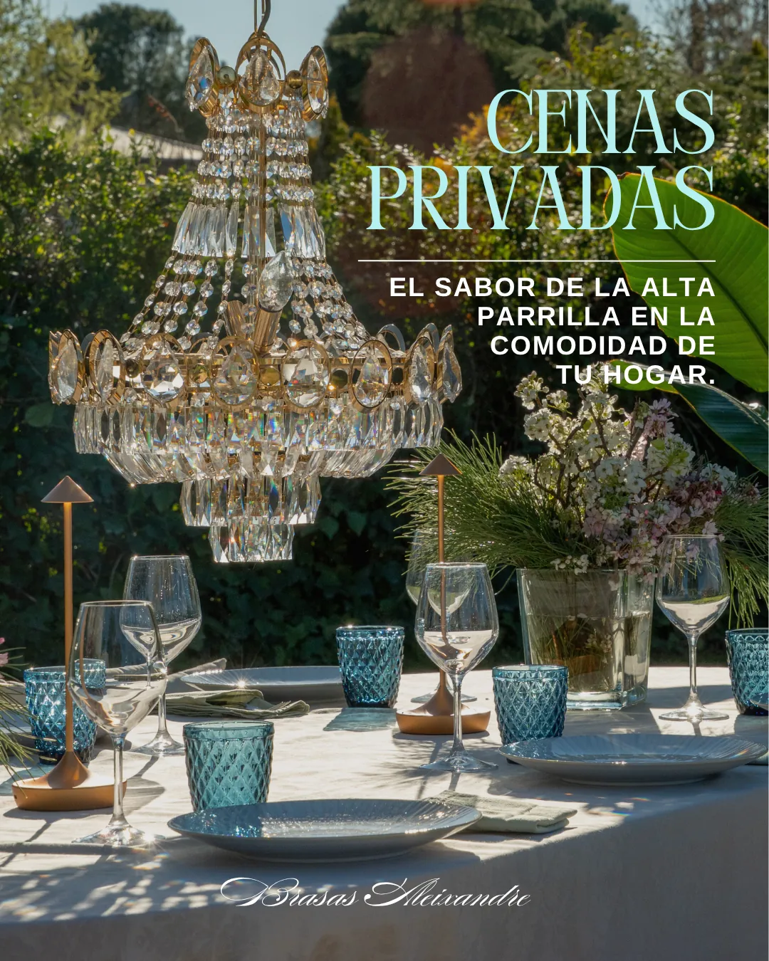 Mesa de gala exterior montada elegantemente bajo una lámpara de araña de cristal colgante con el texto Cenas Privadas